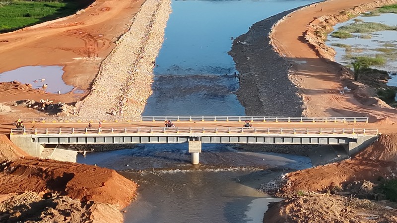 马诺诺锂业捐建河道改道工程竣工通水